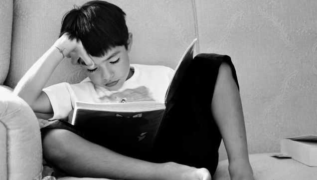 Educación nene lectura aislamiento