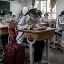 Beijing: Estudiantes secundarios pasan clases con todas las medidas de seguridad para evitar el rebrote del coronavirus; que ya estaría controlad | Foto:telam