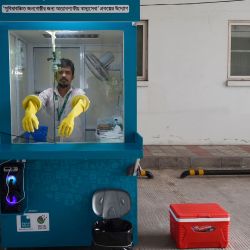 Un empleado del Colegio y Hospital de Medicina de Mugda espera para realizar una prueba de muestra de hisopo de un residente para el coronavirus COVID-19, en Dhaka. | Foto:MUNIR UZ ZAMAN / AFP