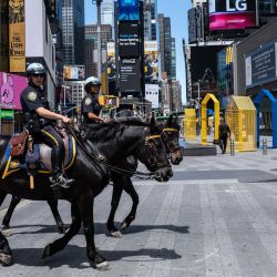 Oficiales de la policía de la ciudad de Nueva York montaron una patrulla unida en Times Square en la ciudad de Nueva York.  | Foto:Jeenah Moon / Getty Images / AFP