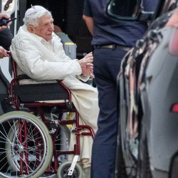 El ex papa Benedicto XVI es llevado a un autobús en una silla de ruedas cuando llegó a Ratisbona, en el sur de Alemania, donde visita a su hermano. | Foto:Daniel Karmann / dpa / AFP