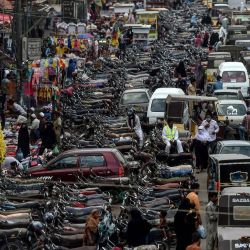 Los automovilistas se dirigen a una calle concurrida junto a un área de mercado, ya que los casos de coronavirus COVID-19 aún aumentan en el país, en Karachi.  | Foto:Asif Hassan / AFP
