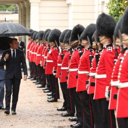 El Príncipe Carlos de Gran Bretaña, el Príncipe de Gales y el Presidente francés Emmanuel Macron inspeccionan un guardia de honor de los Guardias de Granaderos en Clarence House en el centro de Londres. | Foto:Jonathan Brady / AFP