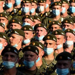 Los cadetes y los militares militares rusos con máscaras faciales y guantes participan en un ensayo para el desfile militar que marca la victoria soviética en la Segunda Guerra Mundial, que se pospuso debido a la pandemia de coronavirus, en la Plaza Dvortsovaya en San Petersburgo. | Foto:OLGA MALTSEVA / AFP