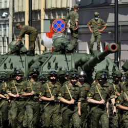 Los militares rusos con máscaras faciales participan en un ensayo para el desfile militar que marca la victoria soviética en la Segunda Guerra Mundial, que se pospuso debido a la pandemia de coronavirus, en la Plaza Dvortsovaya en San Petersburgo. | Foto:OLGA MALTSEVA / AFP