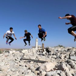 Los jóvenes sirios realizan un  | Foto:Abdulaziz Ketaz / AFP
