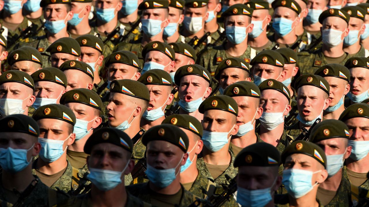 Los cadetes y los militares militares rusos con máscaras faciales y guantes participan en un ensayo para el desfile militar que marca la victoria soviética en la Segunda Guerra Mundial, que se pospuso debido a la pandemia de coronavirus, en la Plaza Dvortsovaya en San Petersburgo. | Foto:OLGA MALTSEVA / AFP