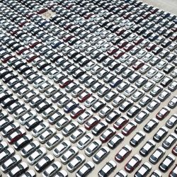 Esta foto aérea muestra los automóviles que se exportarán estacionados en un área de espera en un puerto de Lianyungang, en la provincia oriental china de Jiangsu. | Foto:STR / AFP
