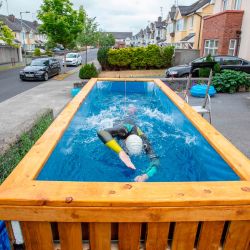 El aspirante paralímpico irlandés Leo Hynes, que es legalmente ciego, entrena en su piscina de entrenamiento hecha en casa en su jardín delantero en su casa en Tuam, Co Galway, oeste de Irlanda. | Foto:Paul Faith / AFP