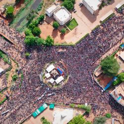 Una vista aérea muestra a los manifestantes reuniéndose para una manifestación en la plaza de la Independencia en Bamako.  | Foto:MICHELE CATTANI / AFP