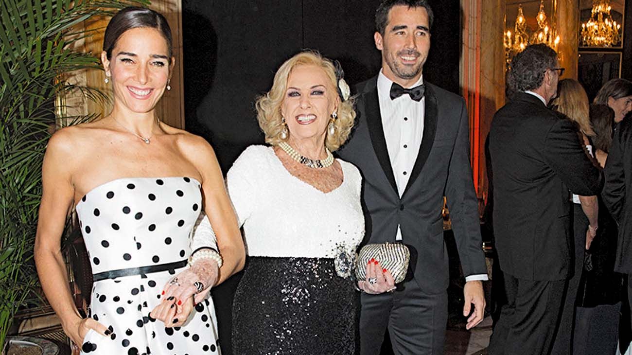 Juana Viale con su abuela Mirtha y su hermano Ignacio.