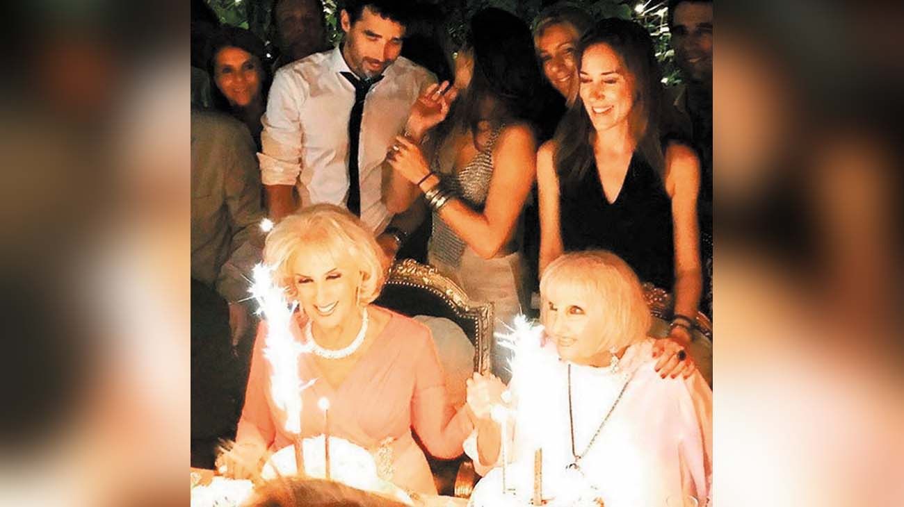 La familia en un cumpleaños de Mirtha y Silvia "Goldi" Legrand.