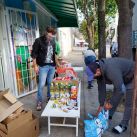 Benjamín Vicuña repartió bolsones de comida y ayudó a una ONG