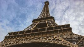 Para visitar el interior de la Torre Eiffel habrá que tener buen estado pues los ascensores no funcionarán hasta el 1 de julio.