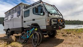 Ambos modelos se montaron sobre de un chasis Fuso Trucks, compañía dependiente de Mitsubishi.