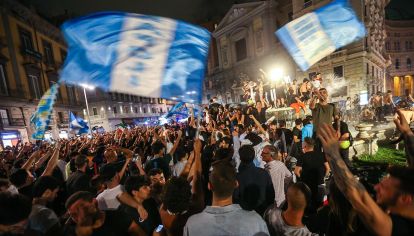 festejos de hinchas del Napoli al ganar la Coppa Italia 2020 derrotando a la Juventus,