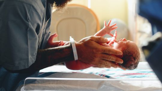 En primera persona: cómo es vivir la licencia por paternidad de 6 meses