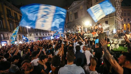 festejos de hinchas del Napoli al ganar la Coppa Italia 2020 derrotando a la Juventus,