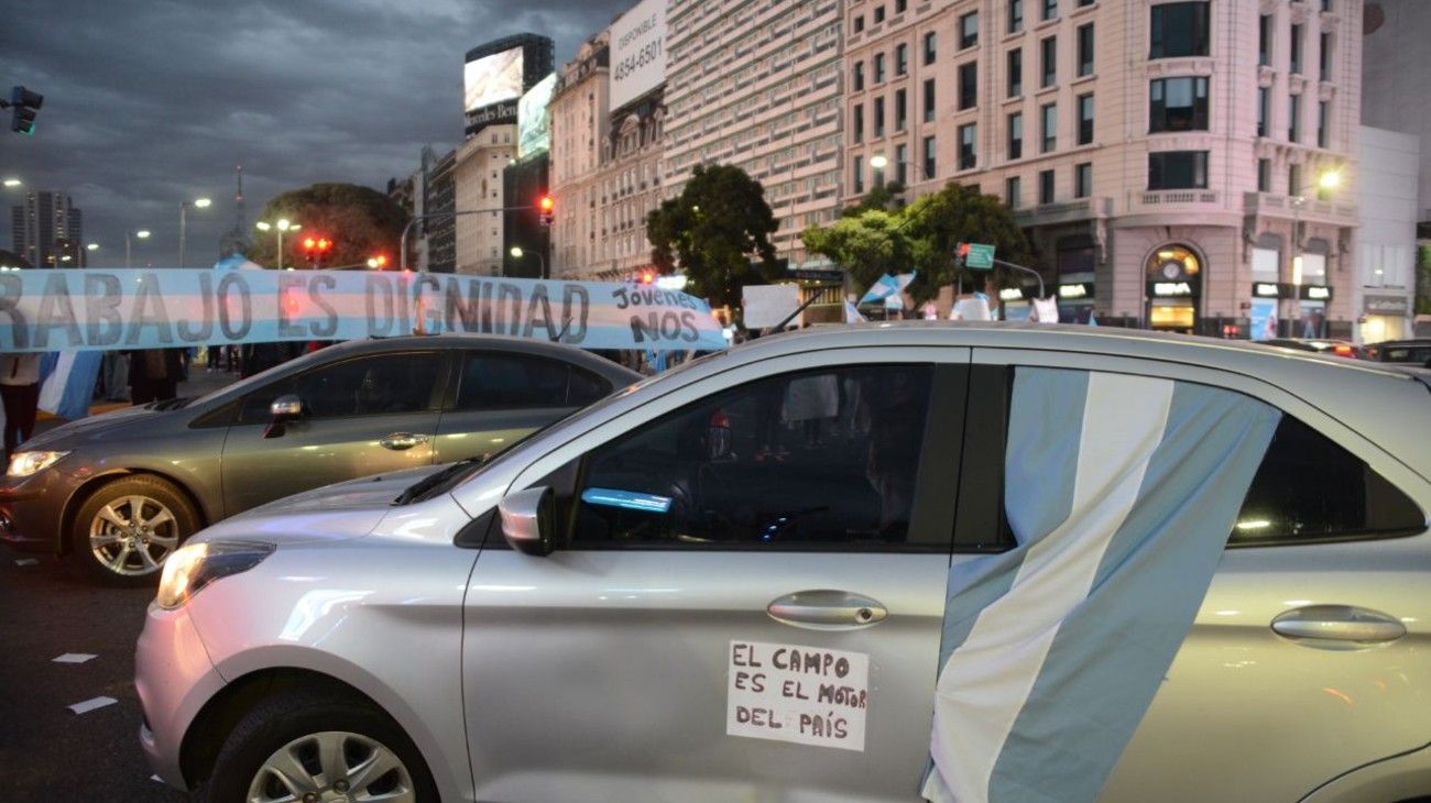 Banderazo contra la estatización de Vicentin en el Obelisco.