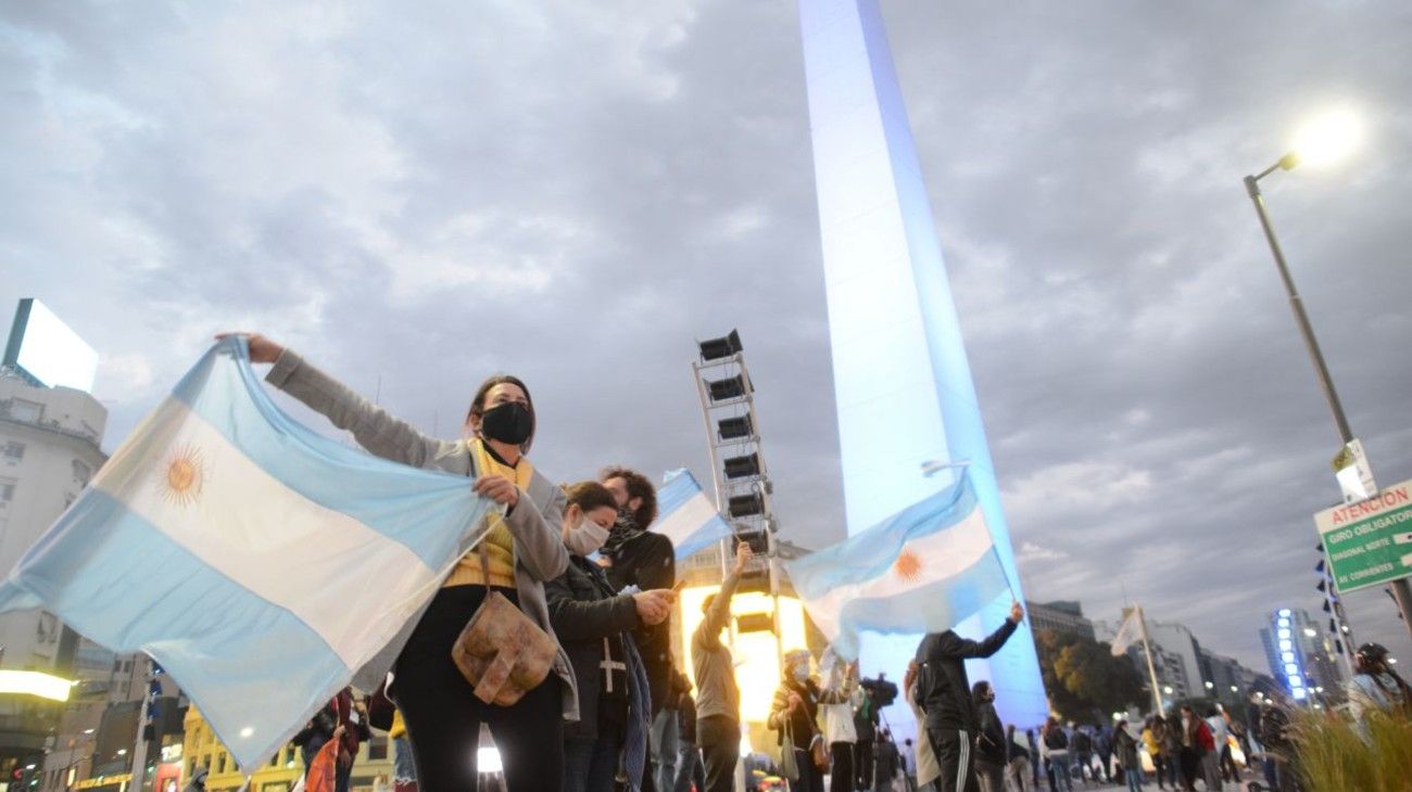 Banderazo contra la estatización de Vicentin en el Obelisco