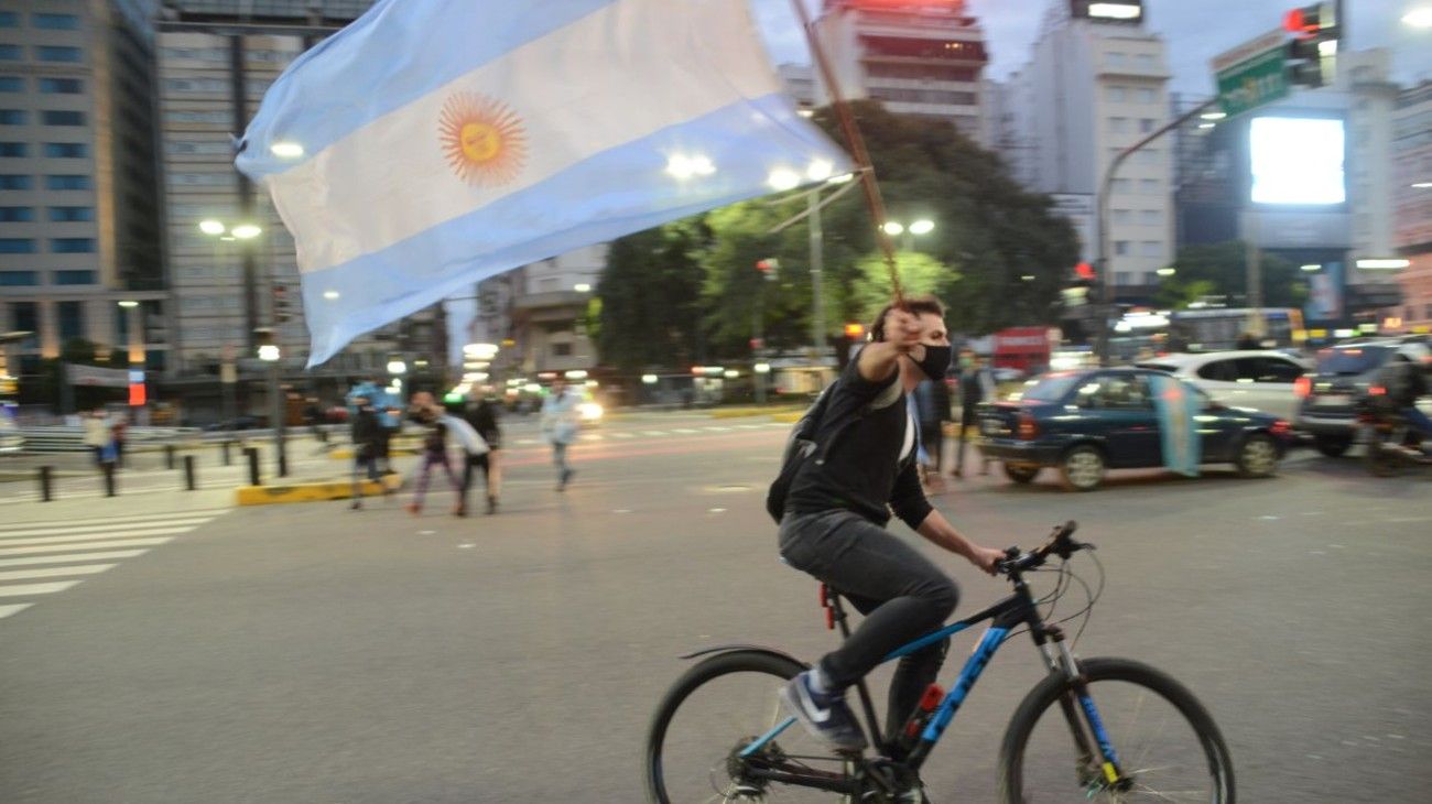 Banderazo contra la estatización de Vicentin en el Obelisco