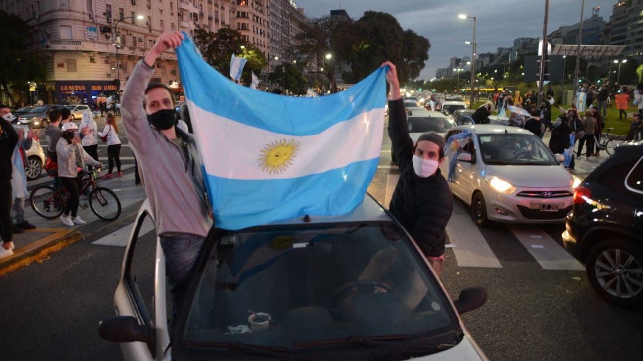 Banderazo contra la estatización de Vicentin en el Obelisco