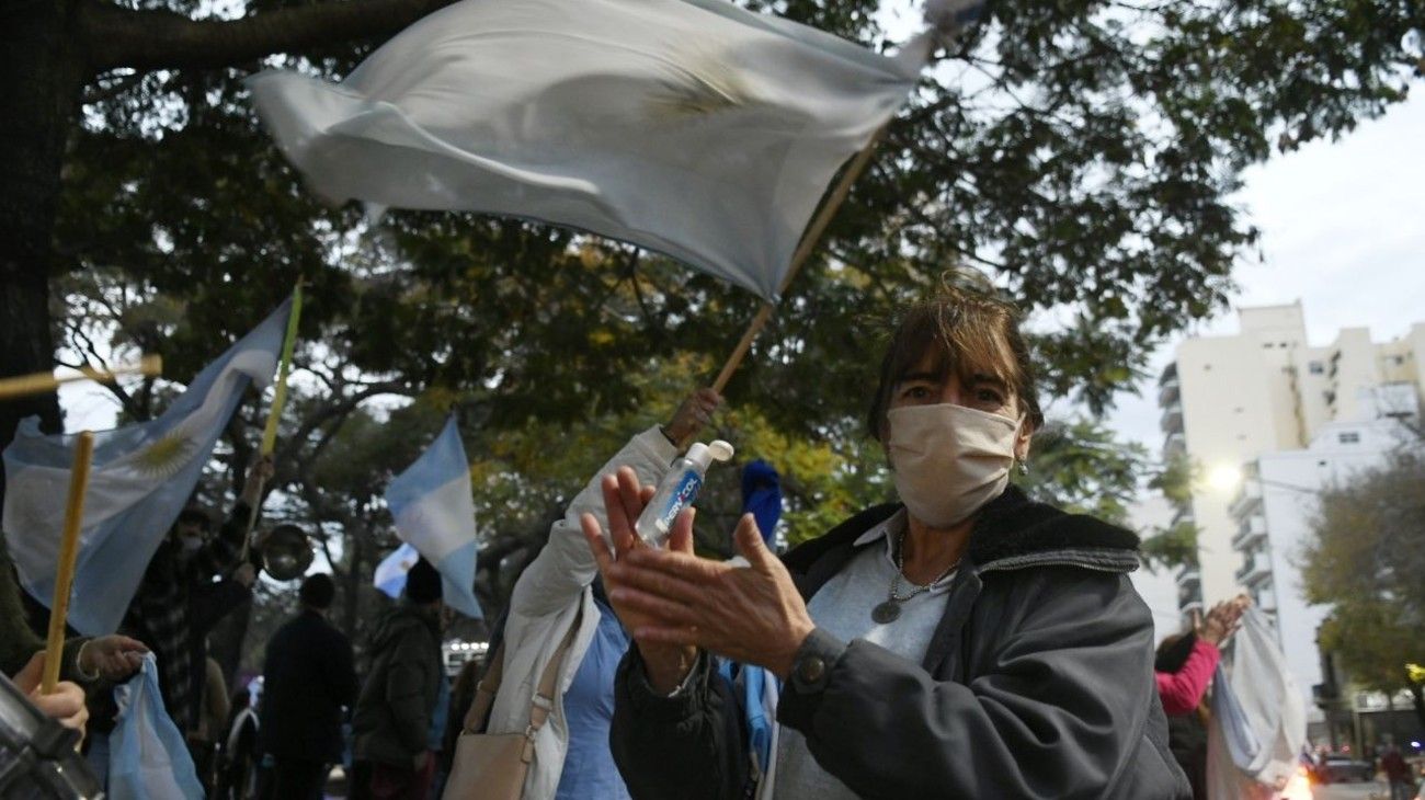 Banderazo frente a la quinta de Olivos