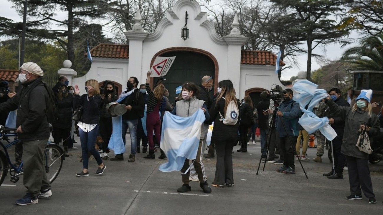 Banderazo frente a la quinta de Olivos