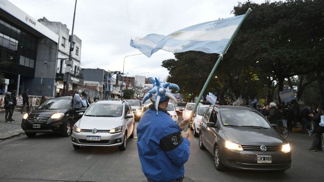 Banderazo frente a la quinta de Olivos