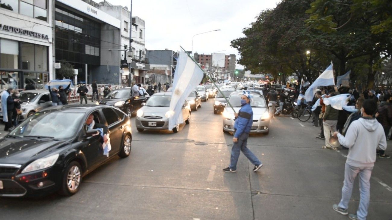 Banderazo frente a la quinta de Olivos