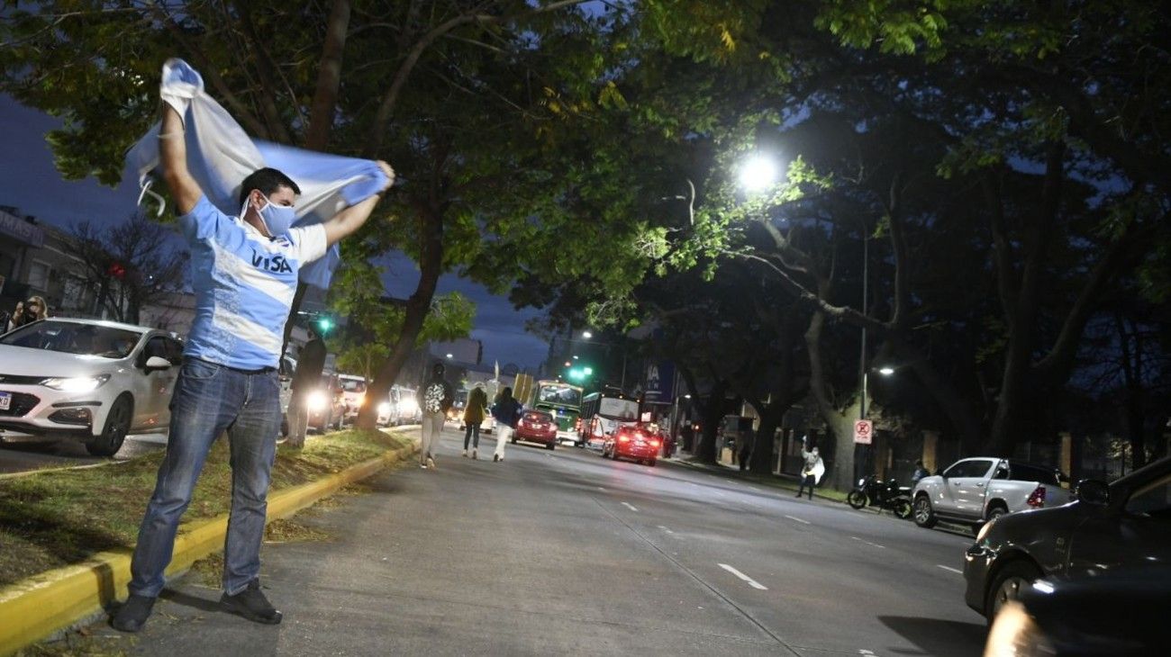 Banderazo frente a la quinta de Olivos