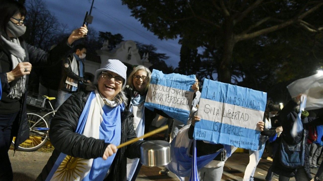 Banderazo frente a la quinta de Olivos