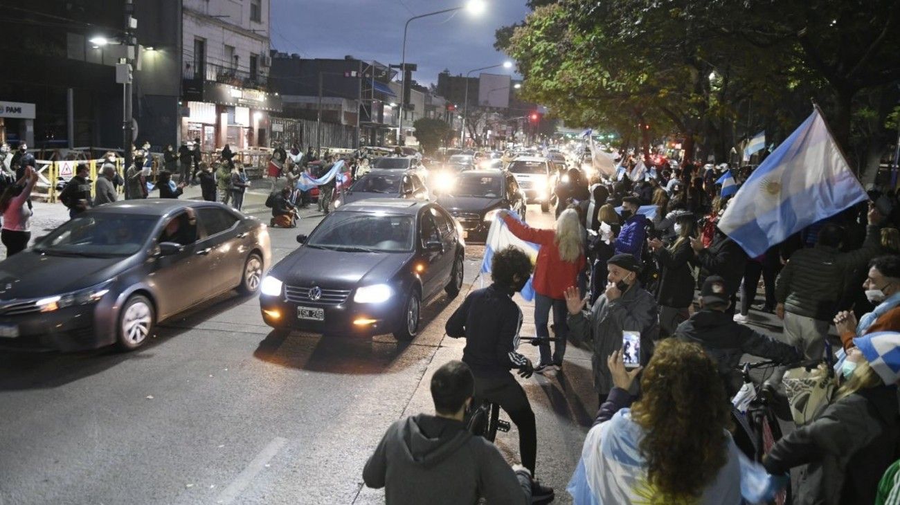 Banderazo frente a la quinta de Olivos