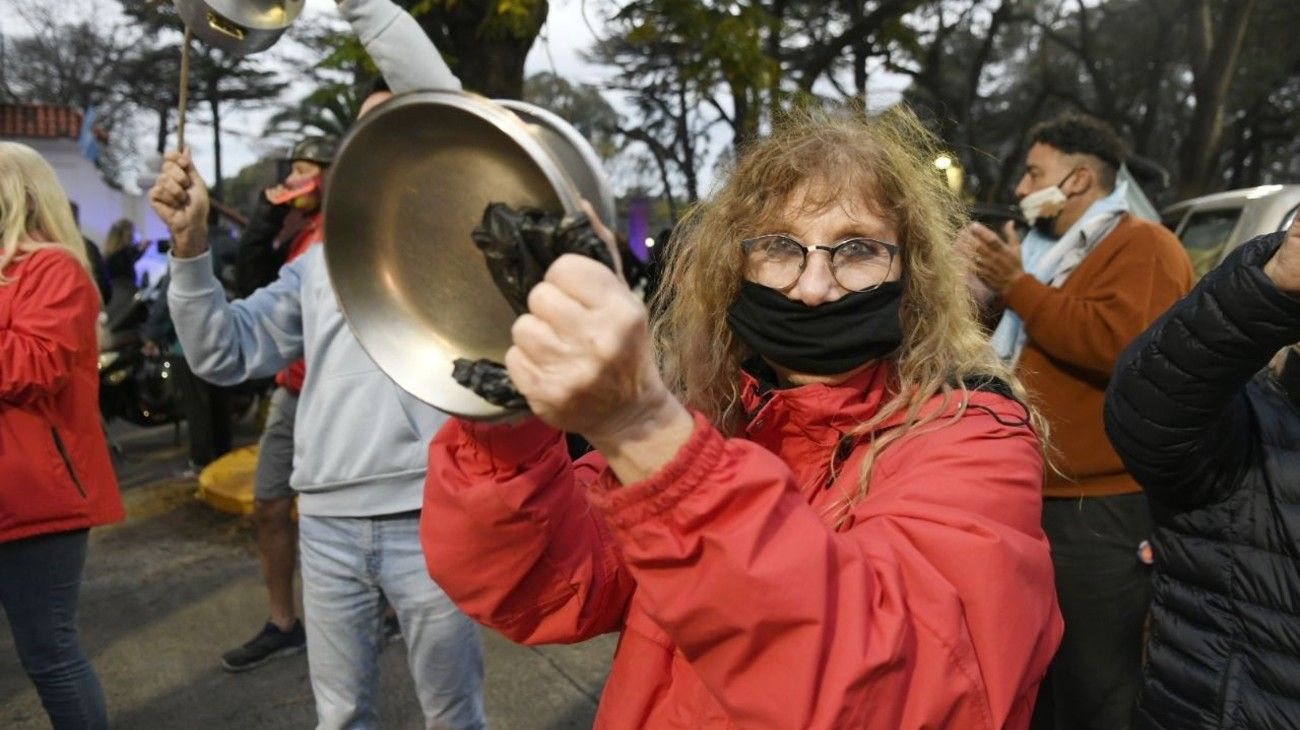 Banderazo frente a la quinta de Olivos