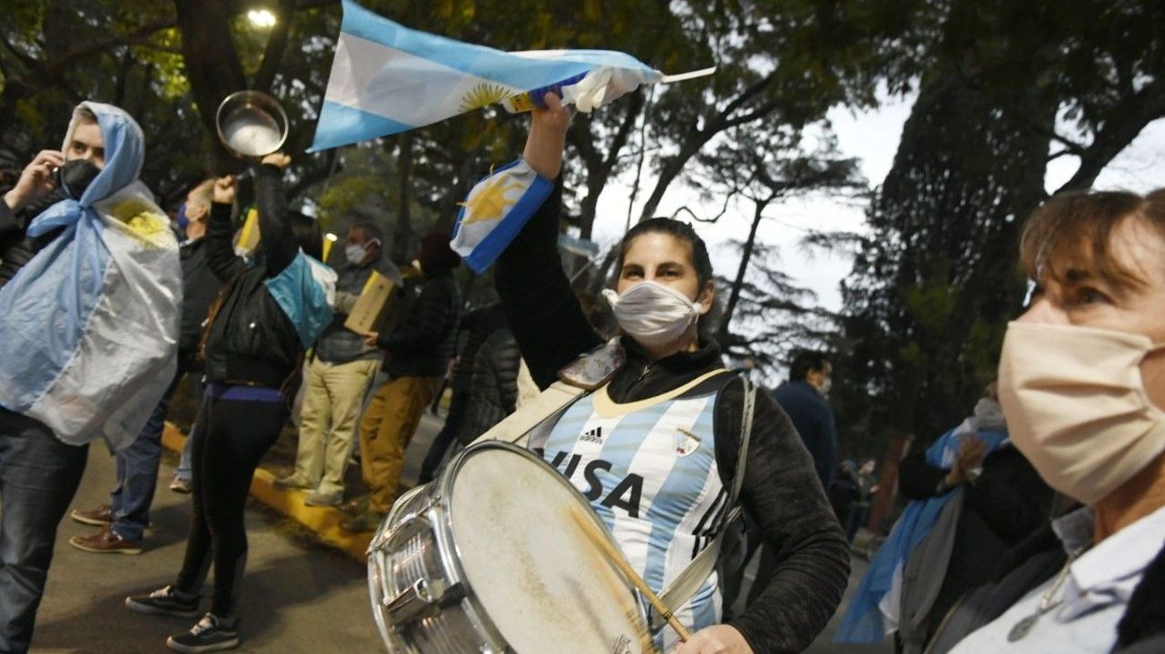 Banderazo frente a la quinta de Olivos