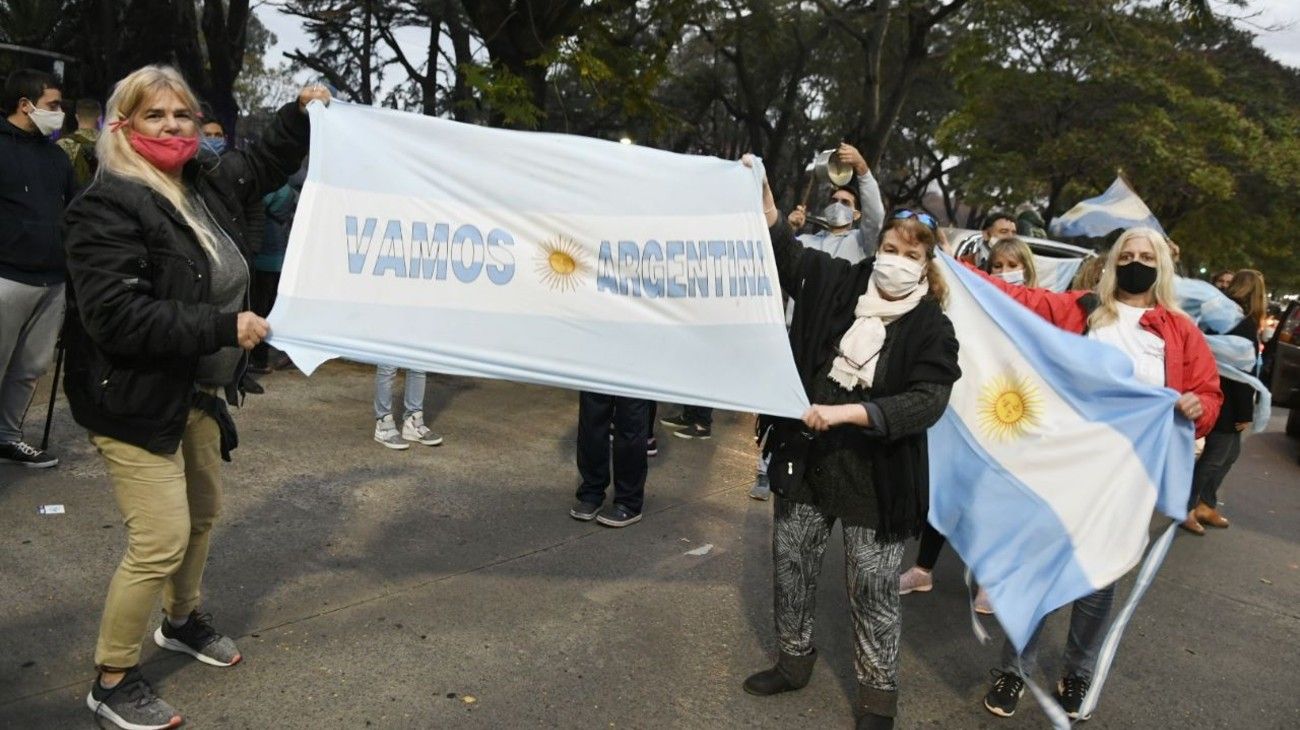 Banderazo frente a la quinta de Olivos