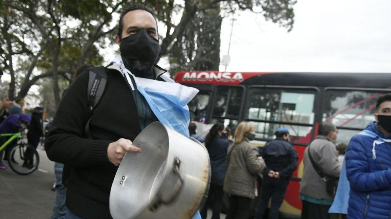 Banderazo frente a la quinta de Olivos