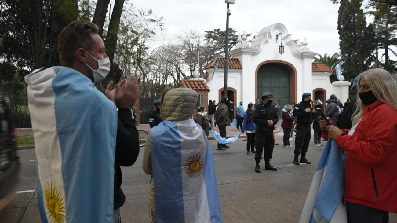 Banderazo frente a la quinta de Olivos