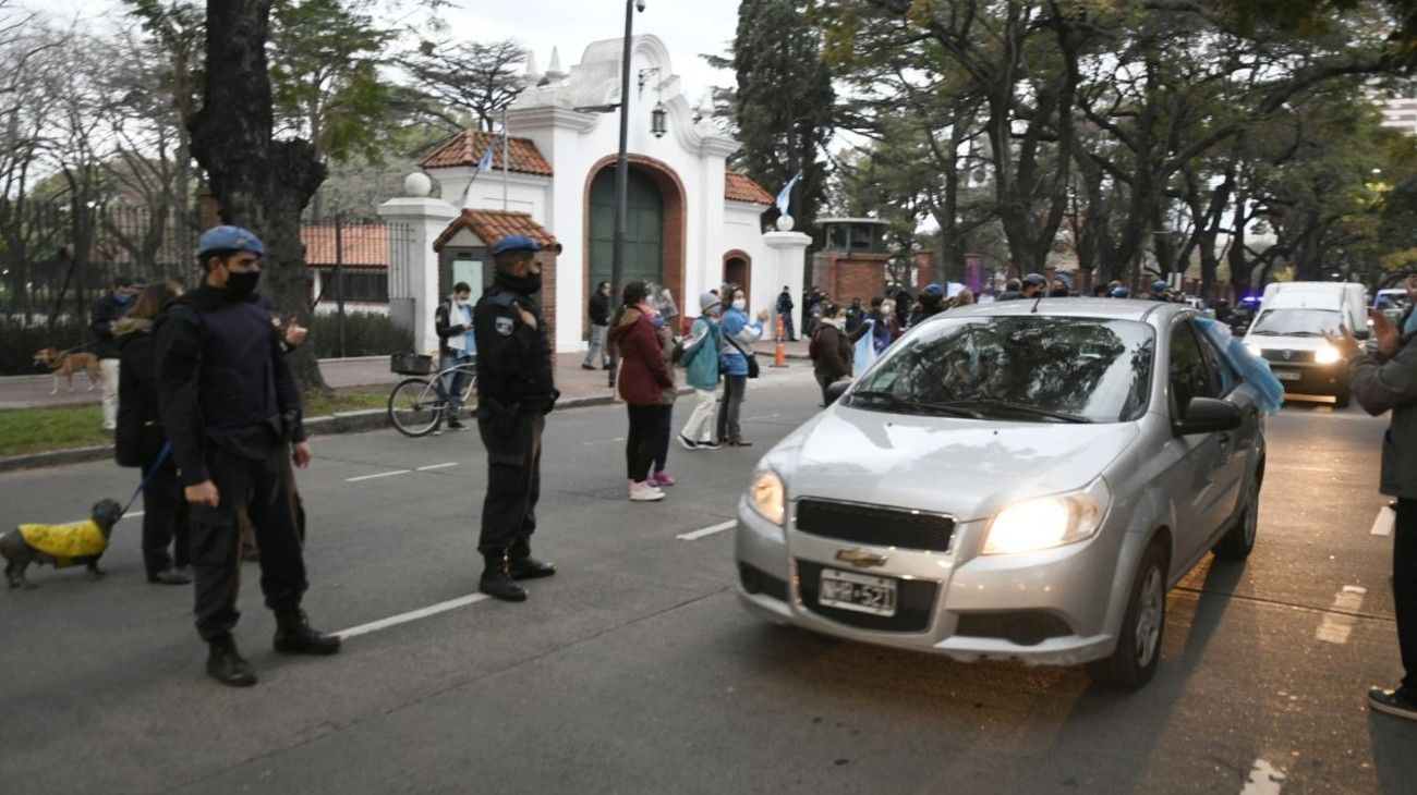 Banderazo frente a la quinta de Olivos