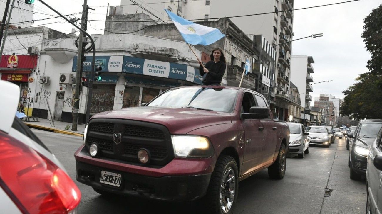 Banderazo frente a la quinta de Olivos