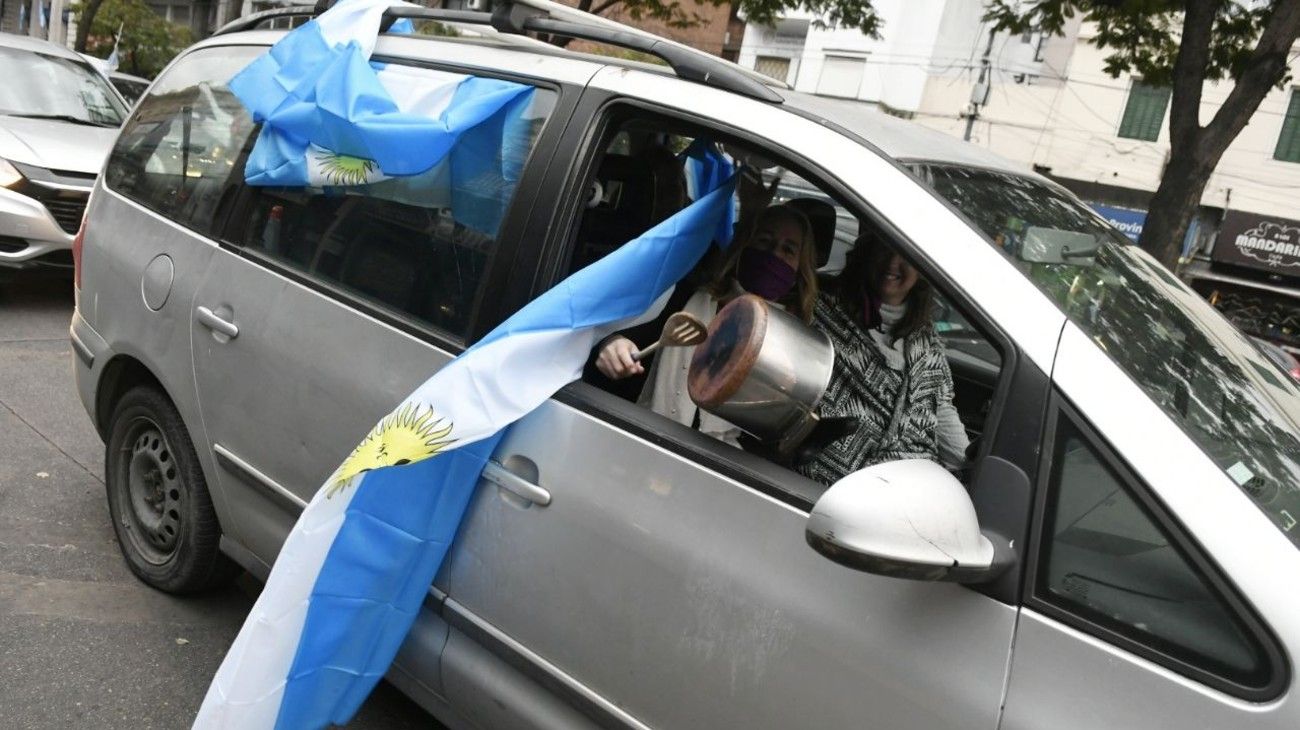 Banderazo frente a la quinta de Olivos