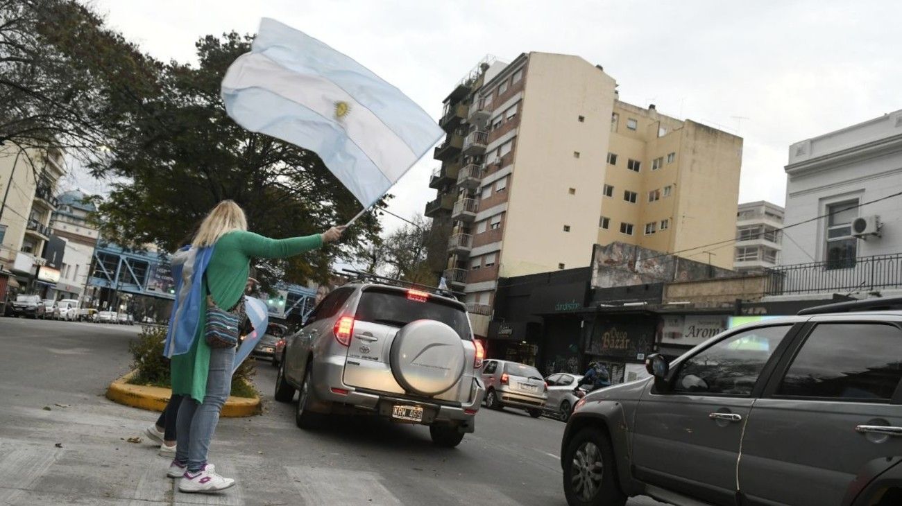 Banderazo frente a la quinta de Olivos