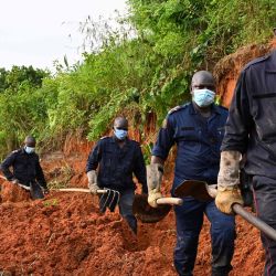 Los equipos de rescate llegan para cavar y buscar sobrevivientes y cuerpos en el sitio de un deslizamiento de tierra que mató a 13 personas en Anyama. | Foto:ISSOUF SANOGO / AFP