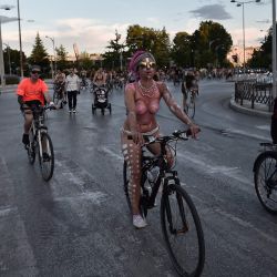 Los ciclistas desnudos participan en la 13ª edición del rally  | Foto:SAKIS MITROLIDIS / AFP