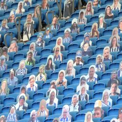 La fotografía recortada de cartulina de los partidarios de Brighton se ve en el nivel superior del stand delante del partido de fútbol de la Premier League inglesa entre Brighton y Hove Albion y el Arsenal en el American Express Community Stadium en Brighton, sur de Inglaterra. | Foto:Gareth Fuller / AFP