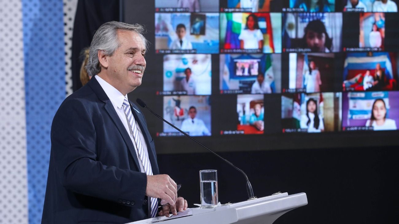 El presidente Alberto Fernandez encabezo esta ma?ana de forma virtual el acto por el Dia de la Bandera, que se realizo en la ciudad de Rosario, en conmemoracion del bicentenario del fallecimiento del general Manuel Belgrano.