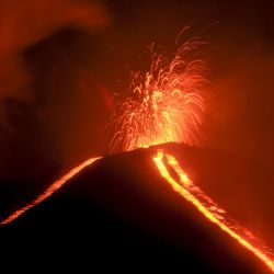 El volcán Pacaya, visto desde el pueblo de Rodeo en el municipio de San Vicente Pacaya, a unos 45 km al sur de la ciudad de Guatemala, entra en erupción. | Foto:Johan Ordonez / AFP