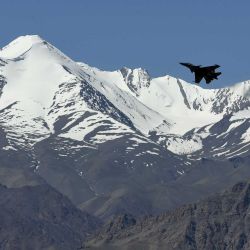 Un avión de combate indio vuela sobre una cadena montañosa cerca de Leh, la capital conjunta del territorio sindical de Ladakh, - El primer ministro de India, Narendra Modi, dijo que su país estaba "herido y enojado" después de un enfrentamiento fronterizo. con China, que dejó 20 soldados muertos, y advirtió que el ejército ha tenido un reinado libre para responder a cualquier nueva violencia. (Foto por Tauseef MUSTAFA / AFP) | Foto:afp