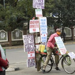 Kenyan Samson Waithaka  monta su bicicleta, con mensajes informativos que advierten sobre el coronavirus COVID-19, en Nairobi, el 22 de junio de 2020. (Foto de SIMON MAINA / AFP) | Foto:afp