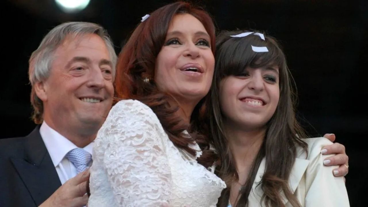 Florencia Kirchner con Néstor y Cristina. | Foto:Cedoc